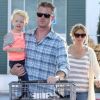 Eric Dane et Rebecca Gayheart sortent d'un magasin avec leur fille Billie, 2 ans, à Los Angeles le 2 juin 2012.