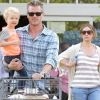 Eric Dane et Rebecca Gayheart sortent d'un magasin avec leur fille Billie, 2 ans, à Los Angeles le 2 juin 2012.