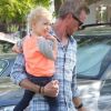 Eric Dane et Rebecca Gayheart sortent d'un magasin avec leur fille Billie, 2 ans, à Los Angeles le 2 juin 2012.