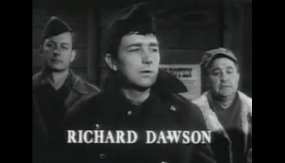 Richard Dawson, dans le générique de Papa Schultz.