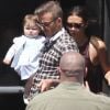 David et Victoria Beckham, avec leur fille Harper à Los Angeles le 17 avril 2012