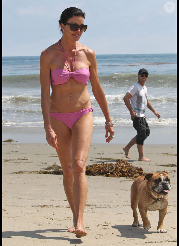Janice Dickinson, 57 ans, se promène sur la plage de Malibu avec son chien, le dimanche 3 juin 2012.