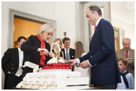L'archiduc Lorenz supervise le découpage du gâteau.
La princesse Astrid de Belgique a fêté ses 50 ans avec trois jours d'avance le 2 juin 2012 dans sa résidence Schonenberg, entourée de la famille royale (sauf le prince Philippe et la princesse Mathilde, ainsi que la reine Fabiola).
