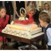 La princesse Laetitia Maria et ses cousins les princes jumeaux Nicolas et Aymeric ont veillé à ce que les bougies soient soufflées dans les règles de l'art par la princesse Astrid.
La princesse Astrid de Belgique a fêté ses 50 ans avec trois jours d'avance le 2 juin 2012 dans sa résidence Schonenberg, entourée de la famille royale (sauf le prince Philippe et la princesse Mathilde, ainsi que la reine Fabiola).