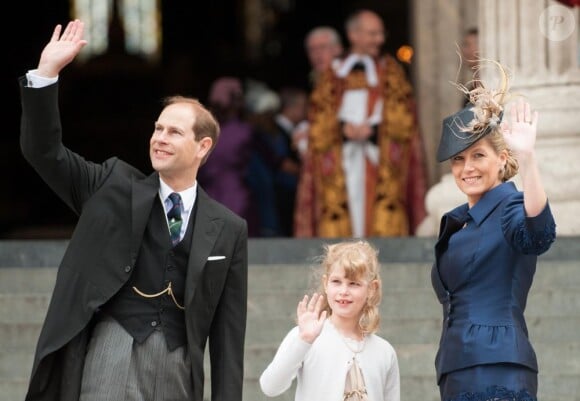 Le prince Edward et la comtesse Sophie de Wessex avec leur fille Lady Louise Windsor.
La reine Elizabeth a été honorée par une messe conduite par l'archevêque Rowan Williams en la cathédrale Saint Paul de Londres, au matin du mardi 5 juin 2012, à l'occasion de son jubilé de diamant célébrant 60 ans de règne. Outre des personnalités politiques et des représentants du milieu associatif, les membres de la famille royale étaient présents, dont une Kate Middleton parfaite en Alexander McQueen.