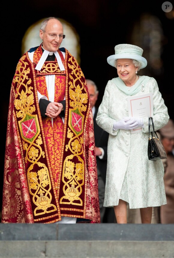 La reine Elizabeth, ici à la fin de l'office avec le doyen de Saint Paul, a été honorée par une messe conduite par l'archevêque Rowan Williams en la cathédrale Saint Paul de Londres, au matin du mardi 5 juin 2012, à l'occasion de son jubilé de diamant célébrant 60 ans de règne. Outre des personnalités politiques et des représentants du milieu associatif, les membres de la famille royale étaient présents, dont une Kate Middleton parfaite en Alexander McQueen.