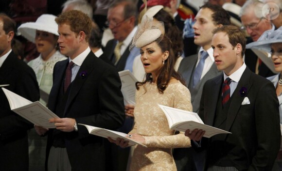 Fatiguée par la fête de la veille, Harry, Kate et William chantent avec application lors de l'action de grâces pour la reine.
La reine Elizabeth a été honorée par une messe conduite par l'archevêque Rowan Williams en la cathédrale Saint Paul de Londres, au matin du mardi 5 juin 2012, à l'occasion de son jubilé de diamant célébrant 60 ans de règne. Outre des personnalités politiques et des représentants du milieu associatif, les membres de la famille royale étaient présents, dont une Kate Middleton parfaite en Alexander McQueen.