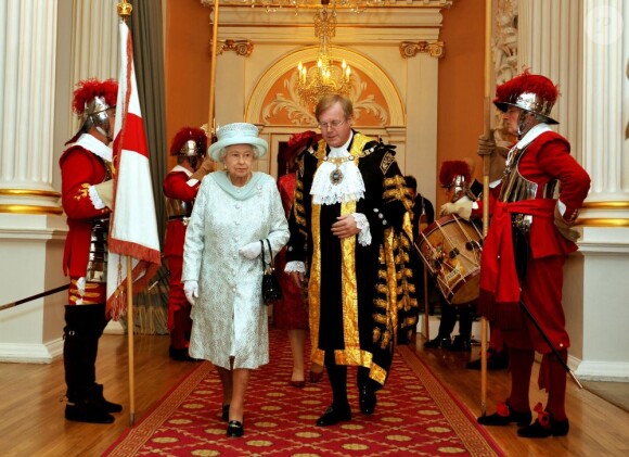 La reine Elizabeth II à Mansion House après la messe pour le jubilé de diamant en la cathédrale Saint Paul, à Londres, le 5 juin 2012.