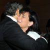 Bernard-Henri Lévy et Anne Sinclair s'embrassent à l'avant-première du Serment de Tobrouk, à Paris, le 5 juin 2012.
