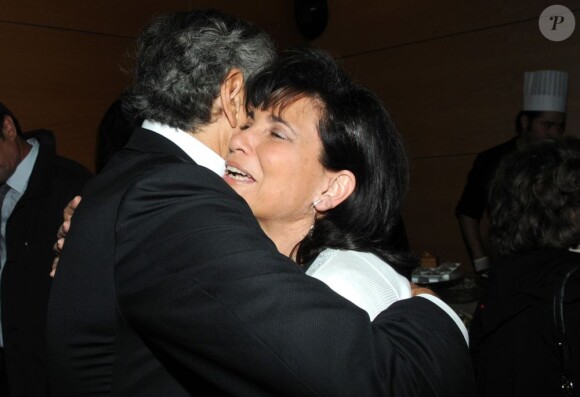 Bernard-Henri Lévy et Anne Sinclair s'embrassent à l'avant-première du Serment de Tobrouk, à Paris, le 5 juin 2012.