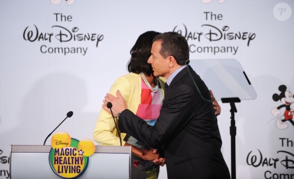Michelle Obama et Robert A. Iger lors d'une l'annonce de l'engagement de Walt Disney, dans la lutte contre l'obésité, à Washington le 5 juin 2012