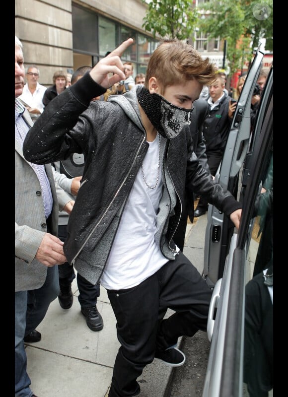 Justin Bieber à la sortie de la radio BBC One, le mercredi 6 juin 2012 à Londres.