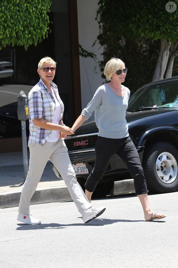 Complices, Ellen DeGeneres et sa femme Portia de Rossi se ressemblent. Los Angeles le 6 juin 2012