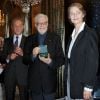 Charlotte Rampling et Bertand Delanoë entourent Ettore Scola, qui reçoit la médaille Grand Vermeil de la ville de Paris, à la conférence du presse du Festival Paris Cinéma, le 7 juin 2012.