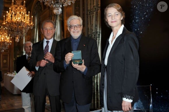 Charlotte Rampling et Bertand Delanoë entourent Ettore Scola, qui reçoit la médaille Grand Vermeil de la ville de Paris, à la conférence du presse du Festival Paris Cinéma, le 7 juin 2012.