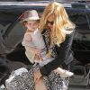 Fashion défaillance pour Rachel Zoe, qui porte son fils Skyler en rentrant à l'hôtel Trump Soho. New York, le 6 juin 2012.