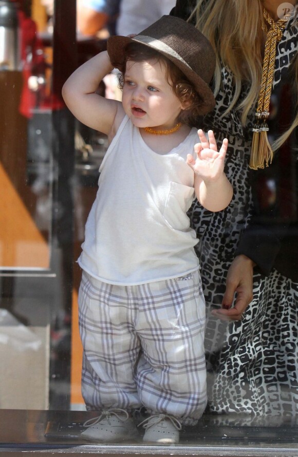 Le petit Skyler, stylé aux côtés de sa mère au cours d'une balade à New York, le 6 juin 2012.