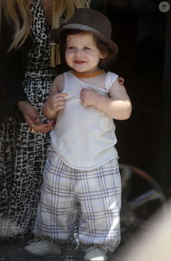 Skyler, heureux de pouvoir se tenir debout à New York sous la surveillance de sa mère Rachel Zoe. Le 6 juin 2012.