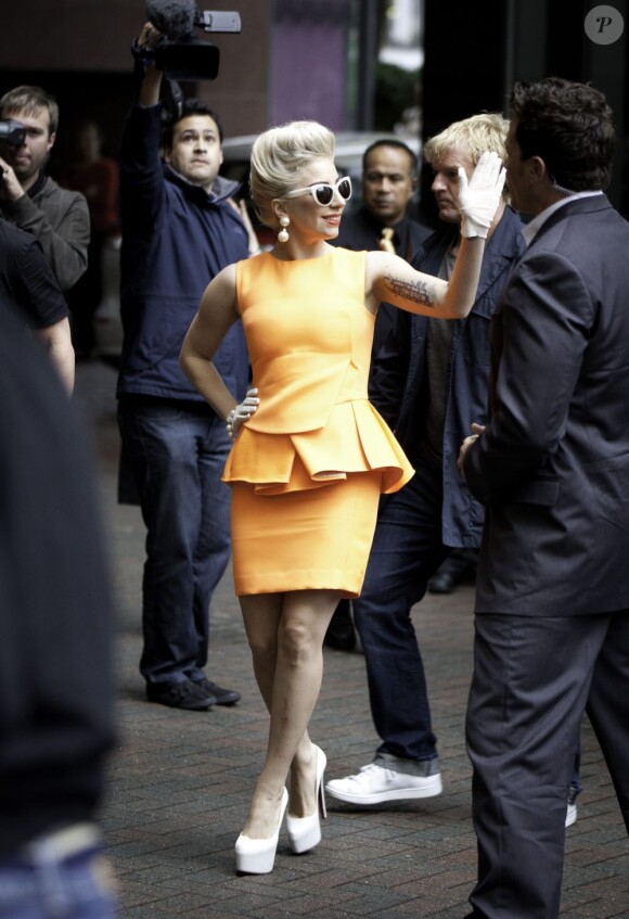 Lady Gaga dans un ensemble orange Antonio Berardi porté sur des souliers blancs Christian Louboutin à Auckland, le 5 juin 2012.