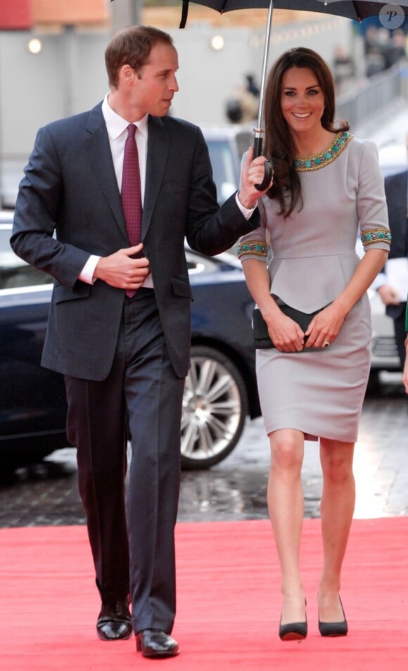 Kate Middleton, élégante aux côtés de son mari le Prince William avec un ensemble Matthew Williamson. Londres, le 25 avril 2012.
