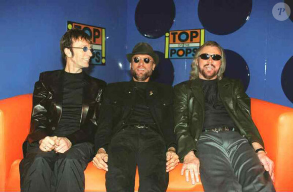 Robin Gibb des Bee Gees en compagnie de ses frères Maurice et Barry lors de l'enregistrement à Londres de l'émission Top of the Pops en avril 2001bes