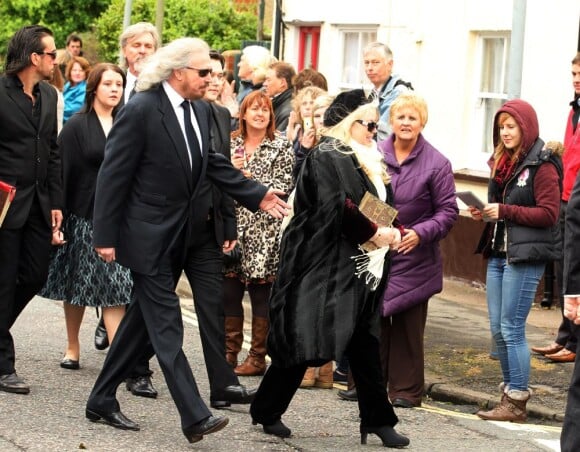 Barry Gibb et la veuve Dwina aux obsèques de Robin Gibb à Thame le 7 juin 2012.