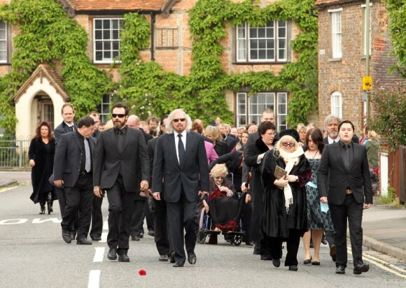 Barry Gibb et Dwina en tête de la procession aux obsèques de Robin Gibb à Thame le 7 juin 2012.