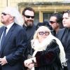 Barry Gibb, Dwina et Robin-John, le fils du chanteur, aux obsèques de Robin Gibb à Thame le 7 juin 2012.