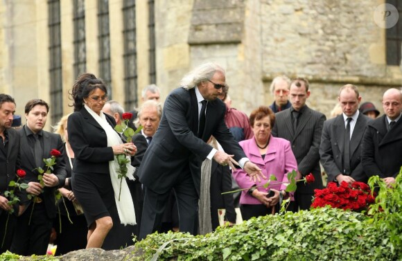 Barry Gibb et Dwina pleurent un frère et un époux aux obsèques de Robin Gibb à Thame le 7 juin 2012.