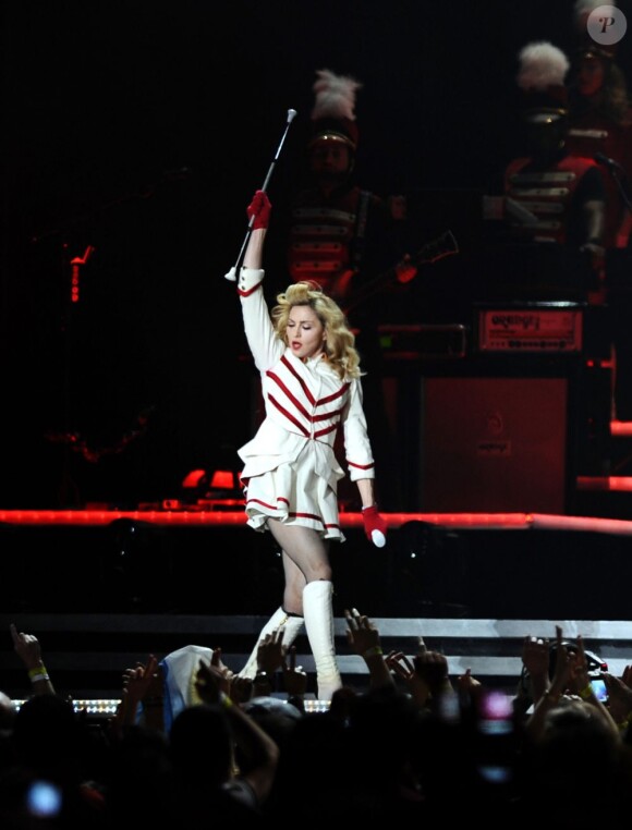 Madonna en majorette sur scène à Istanbul, le 7 juin 2012.