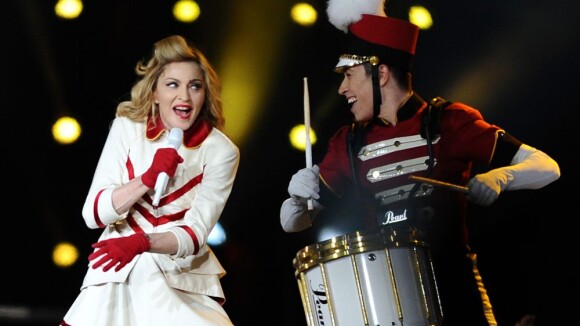 Madonna sur scène : Une majorette de 53 ans aux cuisses d'acier impressionnantes
