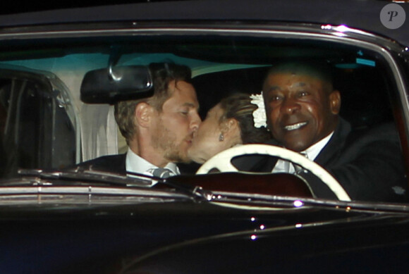 Drew Barrymore et son mari Will Kopelman : instants de bonheur à l'arrière d'une supeber voiture en partant de leur soirée de mariage à Montecito le 2 juin 2012