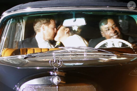 Drew Barrymore, enceinte, dans sa robe de mariée embrasse son mari Will Kopelman en partant de leur soirée de mariage à Montecito le 2 juin 2012  