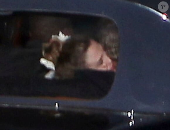 Drew Barrymore, enceinte, dans sa robe de mariée embrasse son mari Will Kopelman en partant de leur soirée de mariage à Montecito le 2 juin 2012  