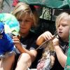 Kingston et Zuma, six et trois ans, en visite au Zoo avec leurs nounous. Los Angeles, le 9 juin 2012.