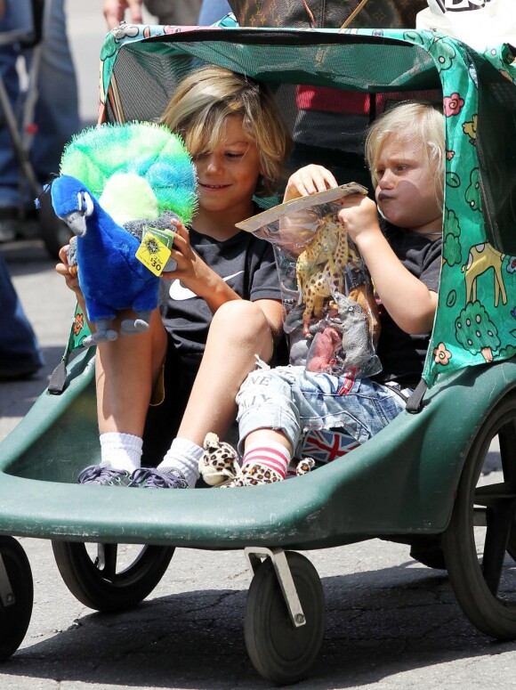 Kingston et Zuma, six et trois ans, en visite au Zoo avec leurs nounous. Los Angeles, le 9 juin 2012.