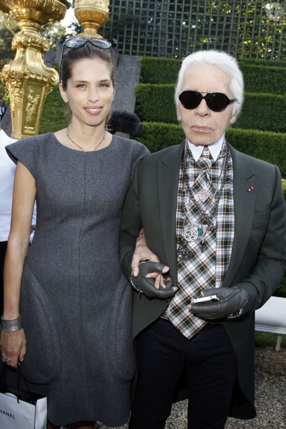 Maïwenn et Karl Lagerfeld lors du défilé Croisière à Versaille en mai 2012