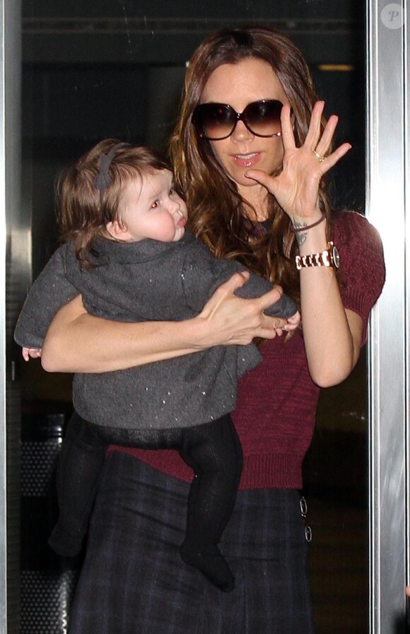 Victoria Beckham et sa fille Harper à l'aéroport de New York, le 7 février 2012.