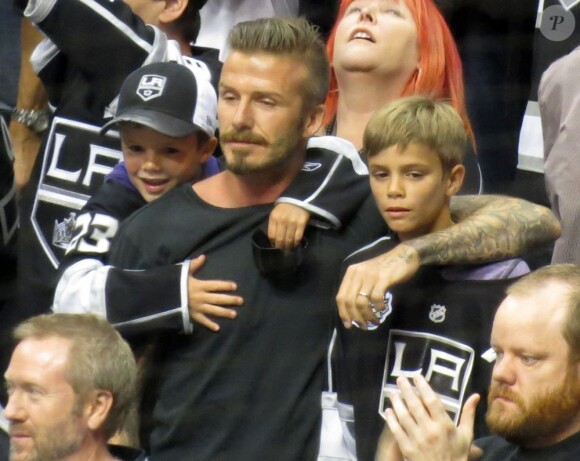 David Beckham et ses fils Cruz et Romeo pendant la finale de la Stanley Cup au Staples Center de Los Angeles, le 11 juin 2012.