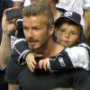 David Beckham et son fils Cruz sur les épaules pendant la finale de la Stanley Cup au Staples Center de Los Angeles, le 11 juin 2012.