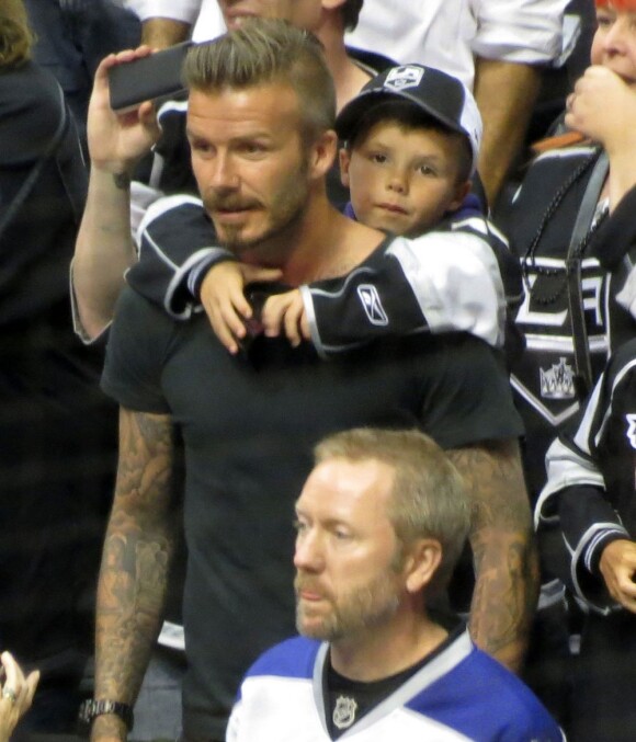 David Beckham et son fils Cruz sur les épaules pendant la finale de la Stanley Cup au Staples Center de Los Angeles, le 11 juin 2012.