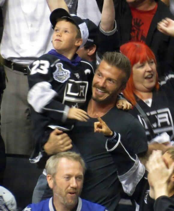 David Beckham et son fils Cruz pendant la finale de la Stanley Cup au Staples Center de Los Angeles, le 11 juin 2012.