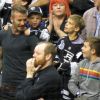 David Beckham et ses fils Cruz, Romeo et Brooklyn pendant la finale de la Stanley Cup au Staples Center de Los Angeles, le 11 juin 2012.