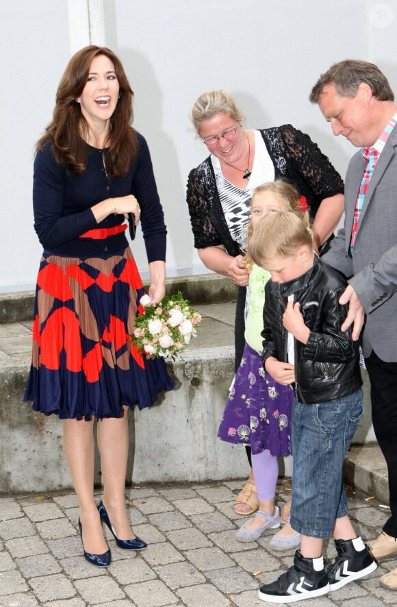 La princesse Mary de Danemark, rayonnante, au Musée d'art d'Horsens, dimanche 10 juin 2012, pour dévoiler un nouveau timbre caritatif à son effigie, au profit de la Heart Foundation dont elle est la marraine.