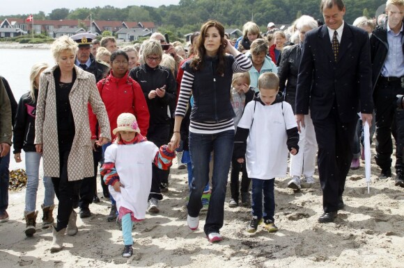 La princesse Mary a coupé le ruban inaugural en compagnie de deux enfants atteints de cardiopathies, dimanche 10 juin 2012 lors de la Kystvandringen, une randonnée côtière à Juelsminde, sur la côte du Jutland, sous l'égide notamment de l'Association de protection de l'environnement et la Heart Foundation dont elle est la marraine.