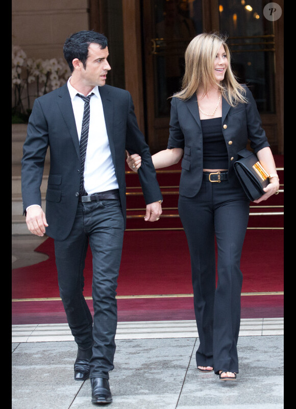 Jennifer Aniston et son amoureux Justin Theroux à Paris le 13 juin 2012 : ils sortent du prestigieux hôtel Ritz place Vendôme