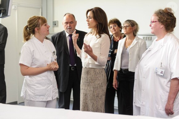 La princesse Mary de Danemark était en visite au service neurologique de l'hôpital Glostrup de Copenhague, le 13 juin 2012. La princesse est marraine de la Danish Brain injury Association.