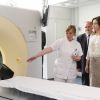 La princesse Mary de Danemark en visite au service neurologique de l'hôpital Glostrup de Copenhague, le 13 juin 2012. La princesse est marraine de la Danish Brain injury Association.