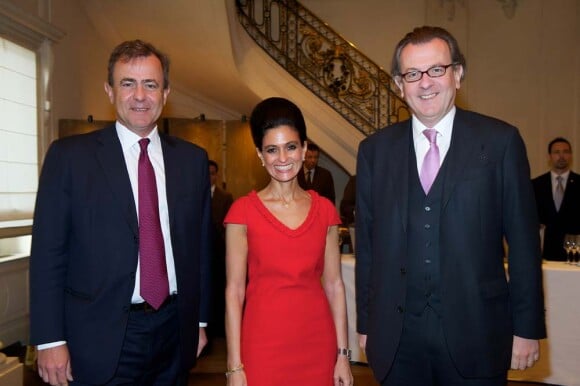 Thierry et Laurent Gardinier entourent Valérie Vrinat lors du Déjeuner Pères & Fils, au Taillevent, à Paris, le mardi 12 juin 2012.