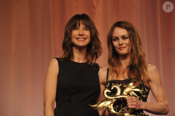 Sophie Marceau et Vanessa Paradis lors de la cérémonie de clôture du Festival du film romantique de Cabourg, le 16 juin 2012